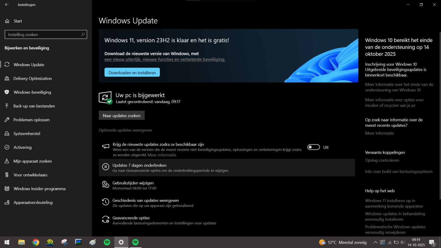 Windows 11-update Het Nederlandse Windows Update-instellingenscherm toont Windows 11 versie 23H2 klaar om te installeren op een pc met Windows 10, met opties om te downloaden en te installeren en een updatestatus die aangeeft dat de pc up-to-date is.