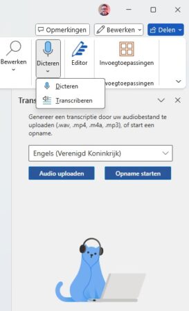 Schermafbeelding van de interface van een transcriptietool met opties voor dicteren, transcriberen, taalselectie en knoppen om audio te uploaden of de opname te starten. Onderaan staat een blauwe kat met een koptelefoon op.