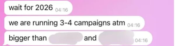 Tekstconversatie op een roze achtergrond waarin staat: "wacht op 2026, we voeren momenteel 3-4 campagnes, groter dan [redactie] en [redactie].