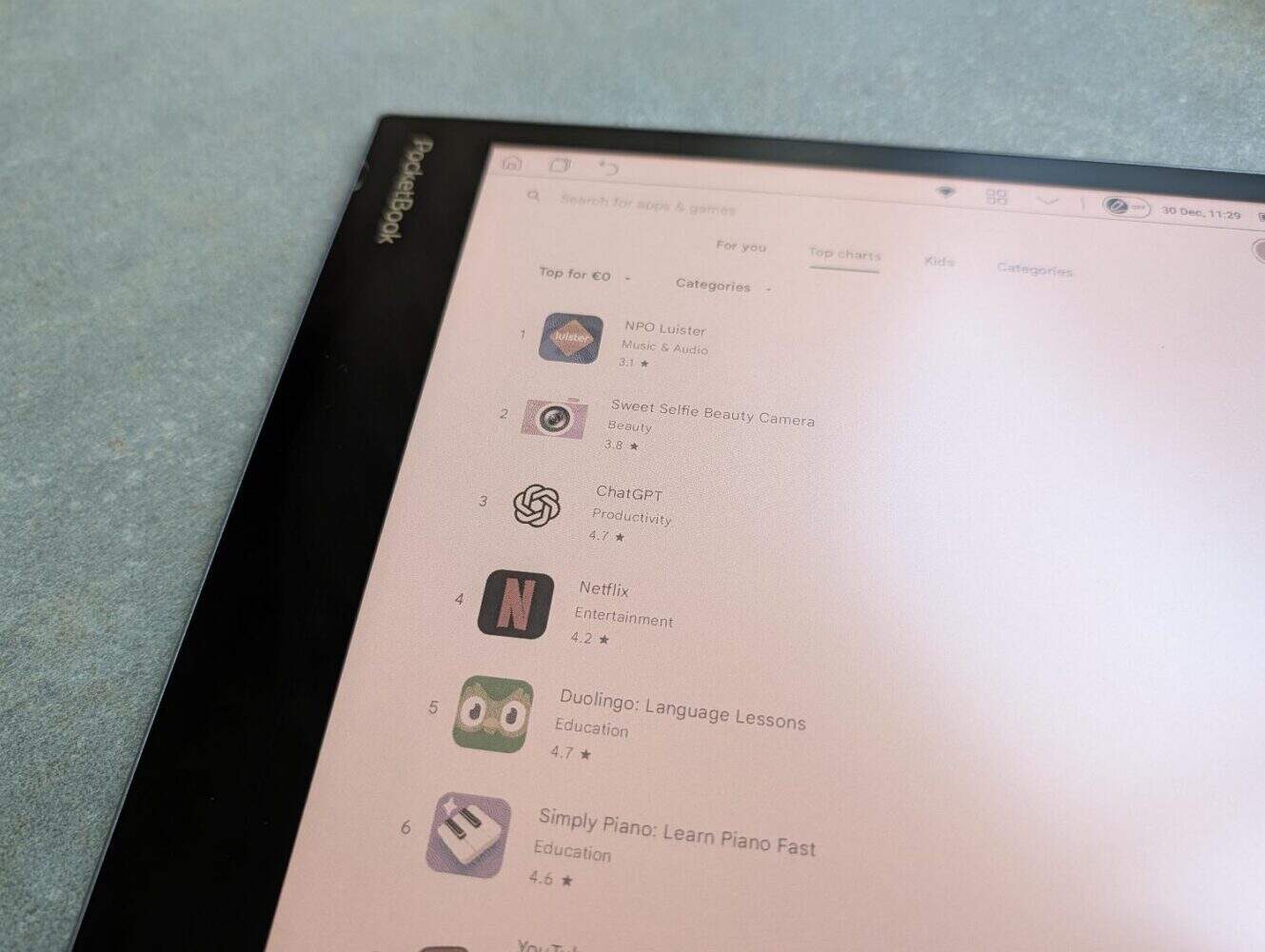 Een close-up van het scherm van een PocketBook InkPad Eo e-ink tablet met een lijst van top apps, waarbij ChatGPT op de derde plaats staat in de categorie Productiviteit.