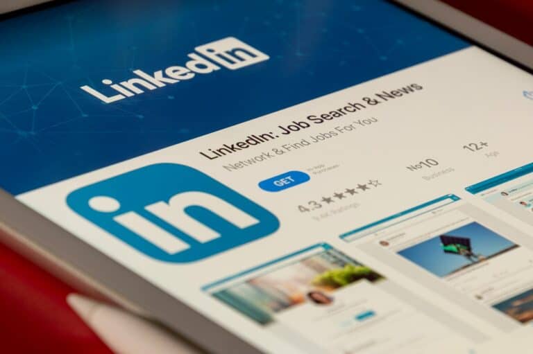 LinkedIn introduceert Reserved Ads en nieuwe AI functies voor persoonlijkere en snellere advertentiecreatie