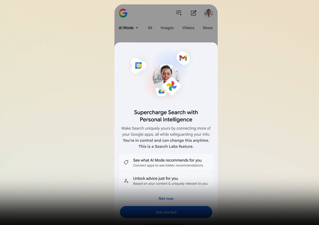 Een smartphonescherm toont een functie van Google Search Labs met de naam "Supercharge Search with Personal Intelligence", met gepersonaliseerde zoekopties en een knop "Aan de slag" onderaan.
