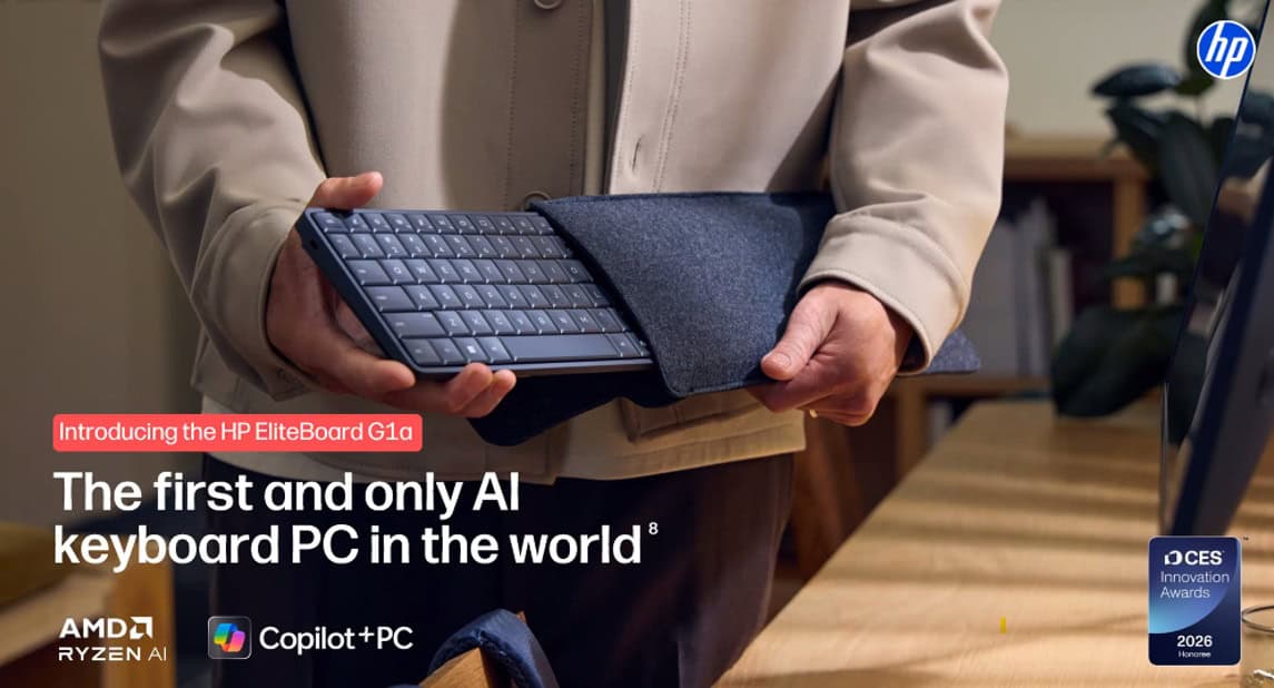Een persoon die de HP EliteBoard G1a van Hewlett Packard vasthoudt, een draagbare AI-toetsenbord-pc, met prominente AMD Ryzen AI- en Microsoft Copilot+PC-logo's zichtbaar.