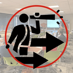 Een zwart pictogram van een persoon die door een telescoop met pijlen kijkt, over een foto van mensen die een bedrijfspresentatie bijwonen in een vergaderzaal.