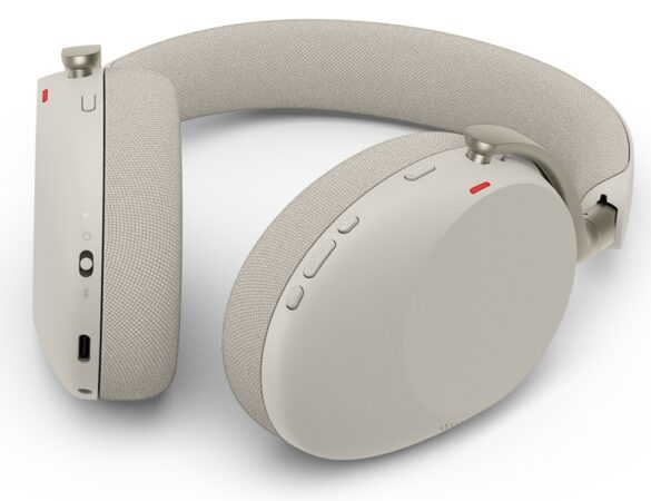 Beige draadloze hoofdtelefoon voor over de oren met padding op de hoofdband en oorschelpen, voorzien van meerdere bedieningsknoppen en een USB-C oplaadpoort.