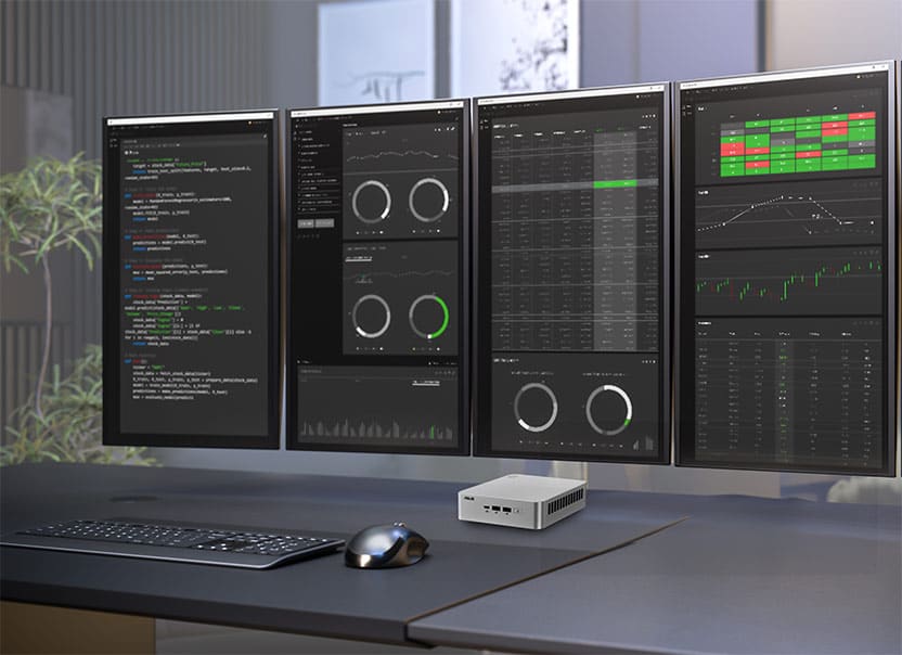 Vier grote verticale monitoren tonen datagrafieken, grafieken, code en statistieken op een modern bureau met toetsenbord, muis en compacte computer.