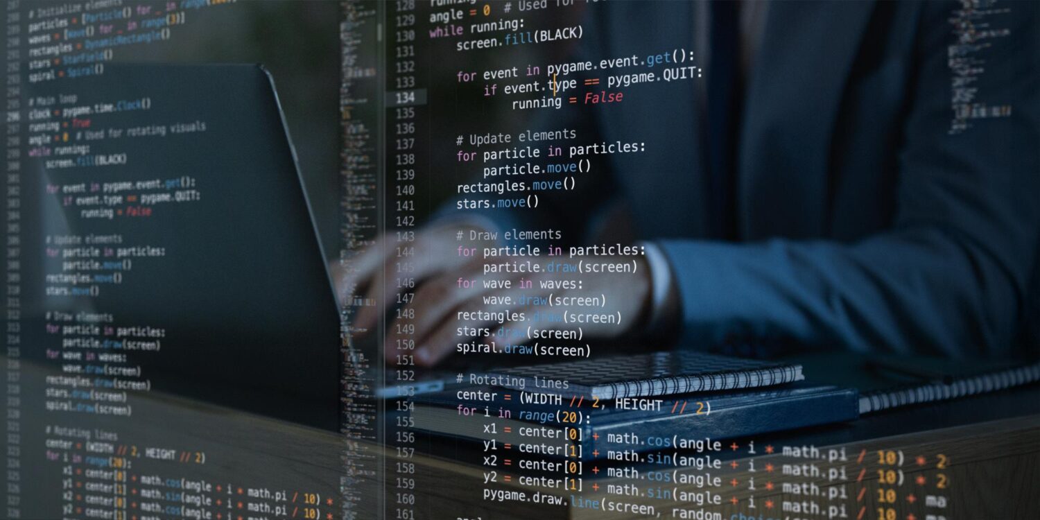 Een persoon typt op een laptop met notitieblokken in de buurt, overlaadt met kleurrijke lijnen van computerprogrammeercode, ter illustratie van modern AI-gebruik in softwareontwikkeling.
