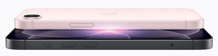 Twee Apple iPhones worden naast elkaar getoond, de ene in lichtroze en de andere in zwart, met de knoppen aan de zijkant en het platte ontwerp.