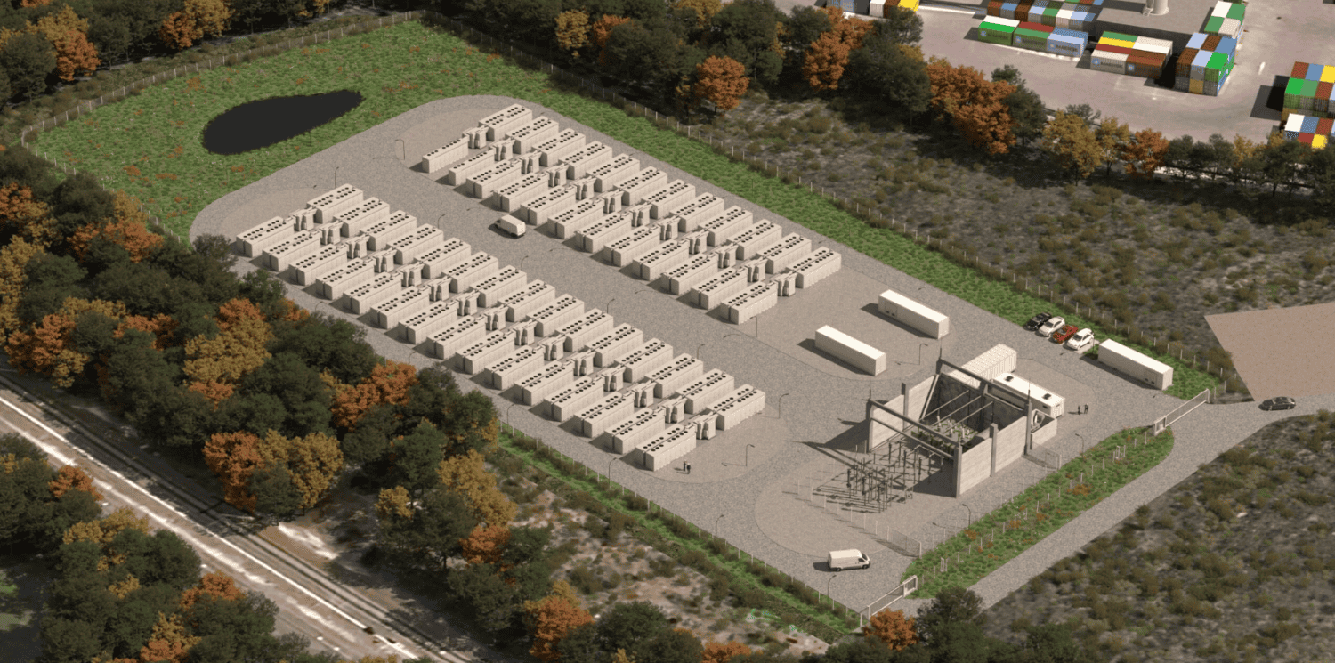 Luchtfoto van een grote energieopslagfaciliteit met rijen containerachtige units, nutsvoertuigen, omheining en omringend groen.