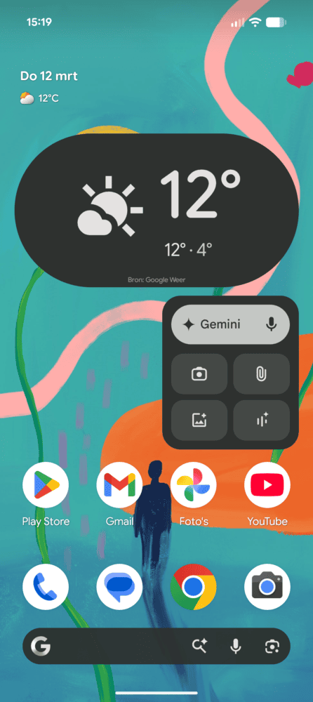 Screenshot van een Google Pixel 10a startscherm met de datum, weerwidget (12°C, gedeeltelijk bewolkt) en app-icoontjes zoals Play Store, Gmail, Foto's, YouTube en de zoekbalk van Google - perfect voor een Google Pixel 10a review.