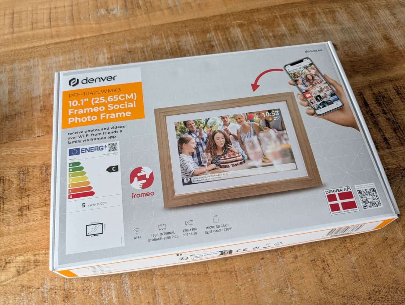 Doos van een Denver 10,1" Frameo Social Photo Frame met productkenmerken, energieklasse en een foto van de digitale lijst met familiefoto's - ideaal voor techliefhebbers die opties vergelijken zoals in een Samsung Galaxy S26 Ultra review.