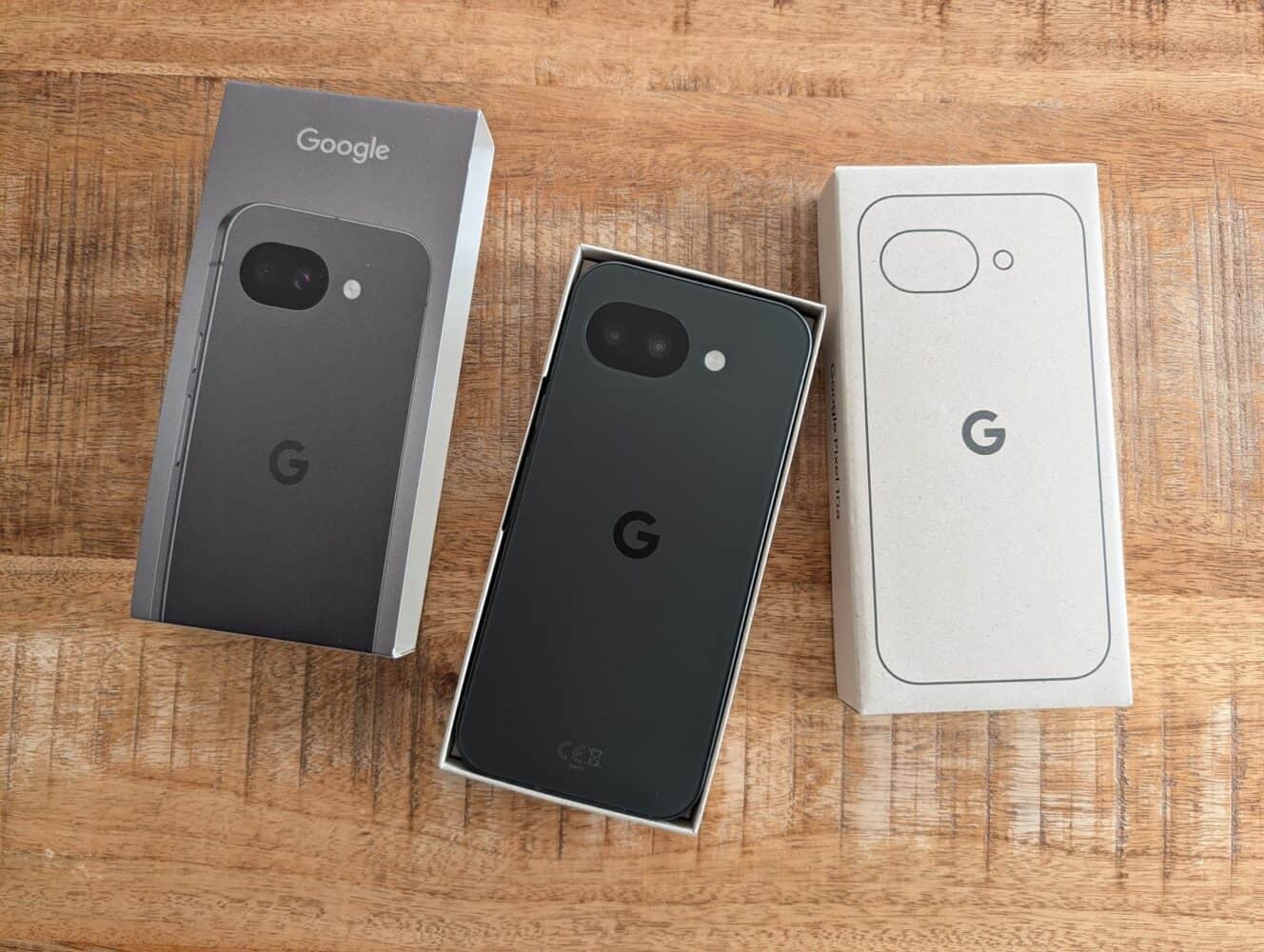 Een zwarte Google Pixel smartphone wordt getoond in zijn doos, met het deksel en de verpakking ernaast op een houten oppervlak, een strak contrast met onze recente Samsung Galaxy S26 Ultra review.