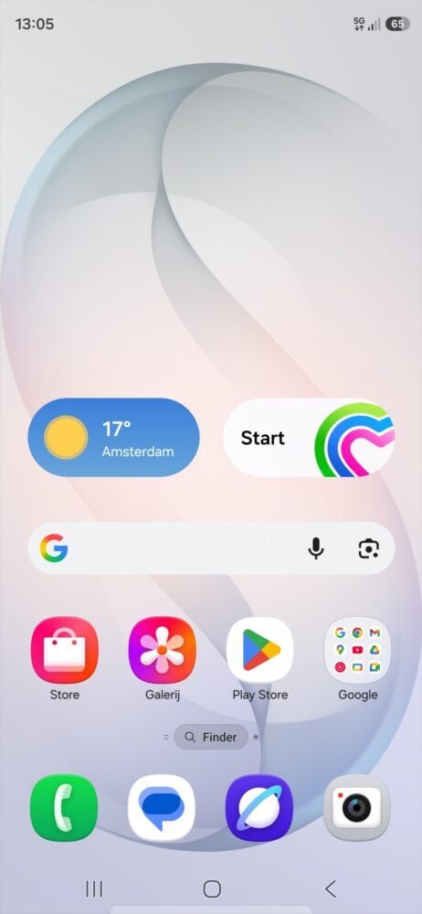 Screenshot van het startscherm van een Samsung Galaxy S26 Ultra met het weer in Amsterdam (17°C), app-pictogrammen en widgets voor zoeken en andere functies. De weergegeven tijd is 13:05. Perfect voor een Samsung Galaxy S26 Ultra review.