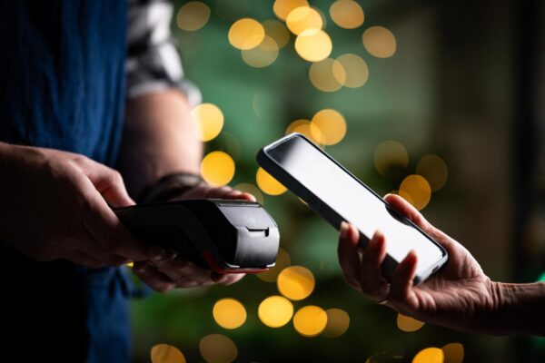 Contactloos betalen met smartphone of horloge populairder dan met betaalpas