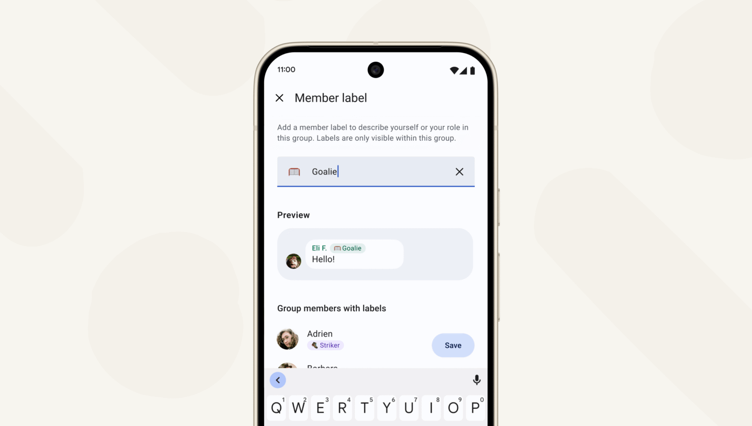 Een smartphonescherm toont een gebruiker die een lidlabel instelt als "Goalie" in een groepschat, met daaronder een voorbeeld van het label en de groepsleden.