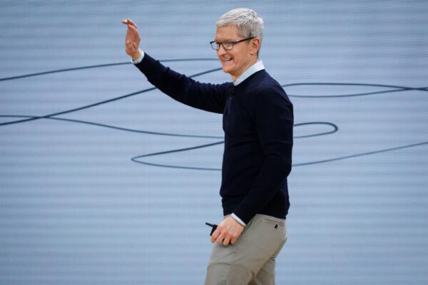 Tim Cook stapt op als Apple-CEO, John Ternus volgt op
