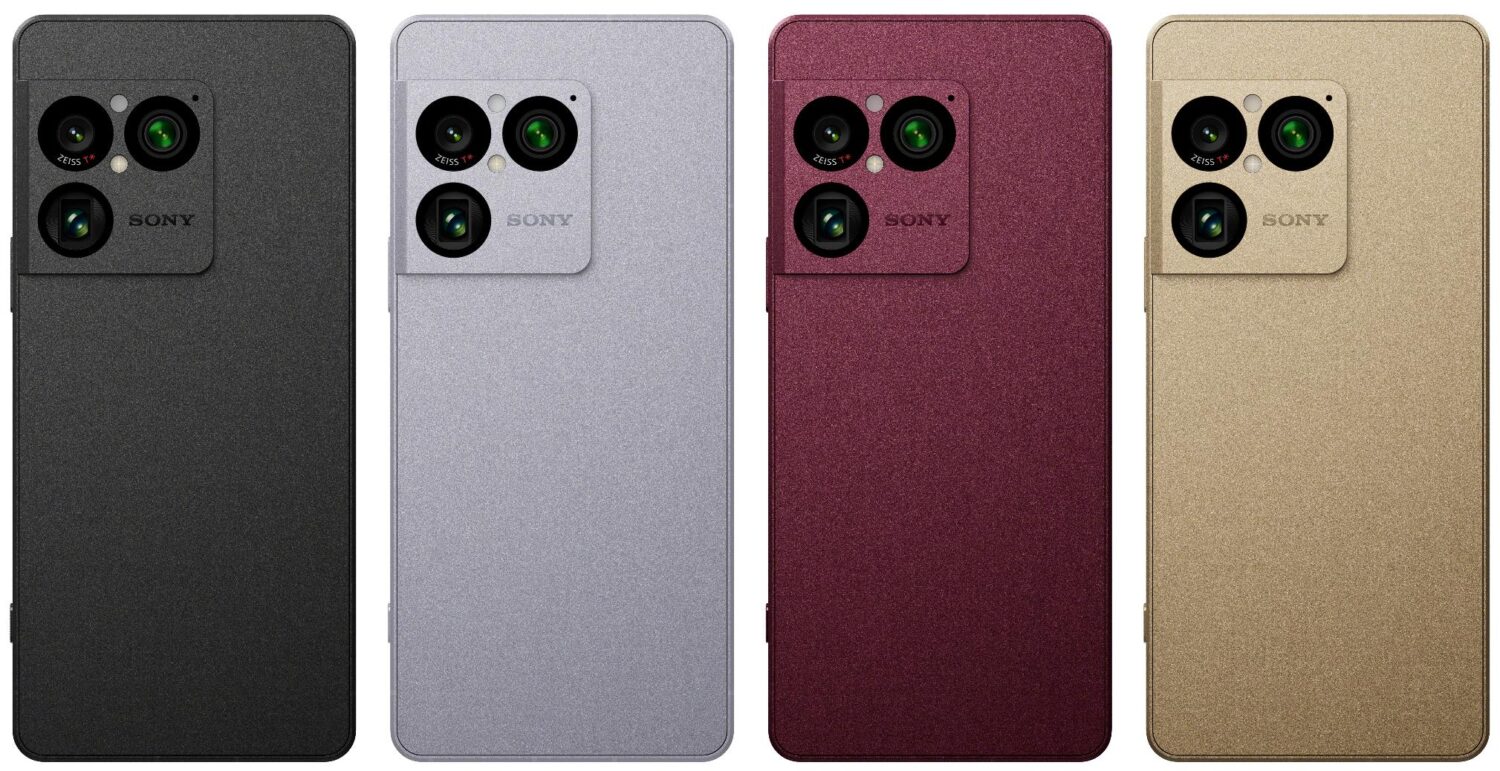 Vier smartphones van de achterkant in zwart, zilver, rood en goud, elk met een drievoudige cameraopstelling in een rechthoekige "SONY"-module - de introductie van de nieuwe Sony Xperia 1 VIII.