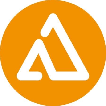 Witte geometrische bergachtige vormen die een abstracte "A" vormen binnen een stevige oranje cirkel.