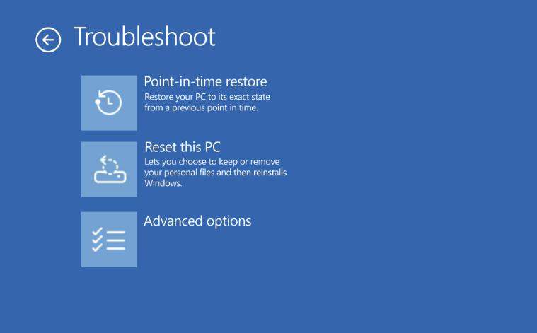 clipboard_image-1-1781638508154 Op een scherm voor het herstellen naar een bepaald tijdstip in Windows 11 worden de volgende opties weergegeven: ‘Herstellen naar een bepaald tijdstip’, ‘Deze pc opnieuw instellen’ en ‘Geavanceerde opties’, allemaal tegen een blauwe achtergrond.