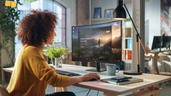 Philips lanceert gebogen QHD-schermen voor thuiswerk